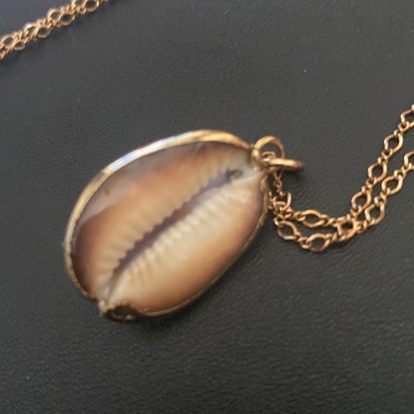 Cowrie shell pendant necklace - Picture 2 of 6